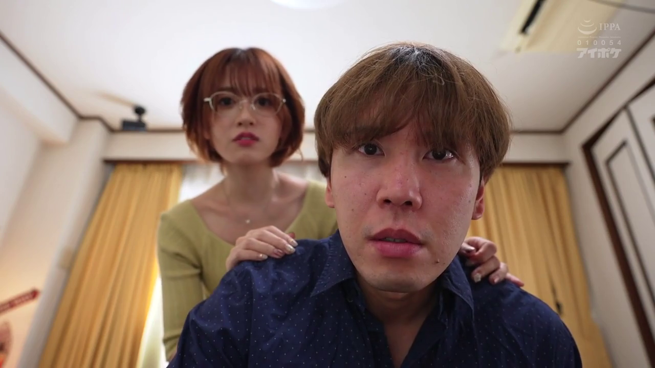 室内 · 脸部 · 眼镜 · 凝视 · 低视角 · 担忧 · 黄绿上衣 · 依靠