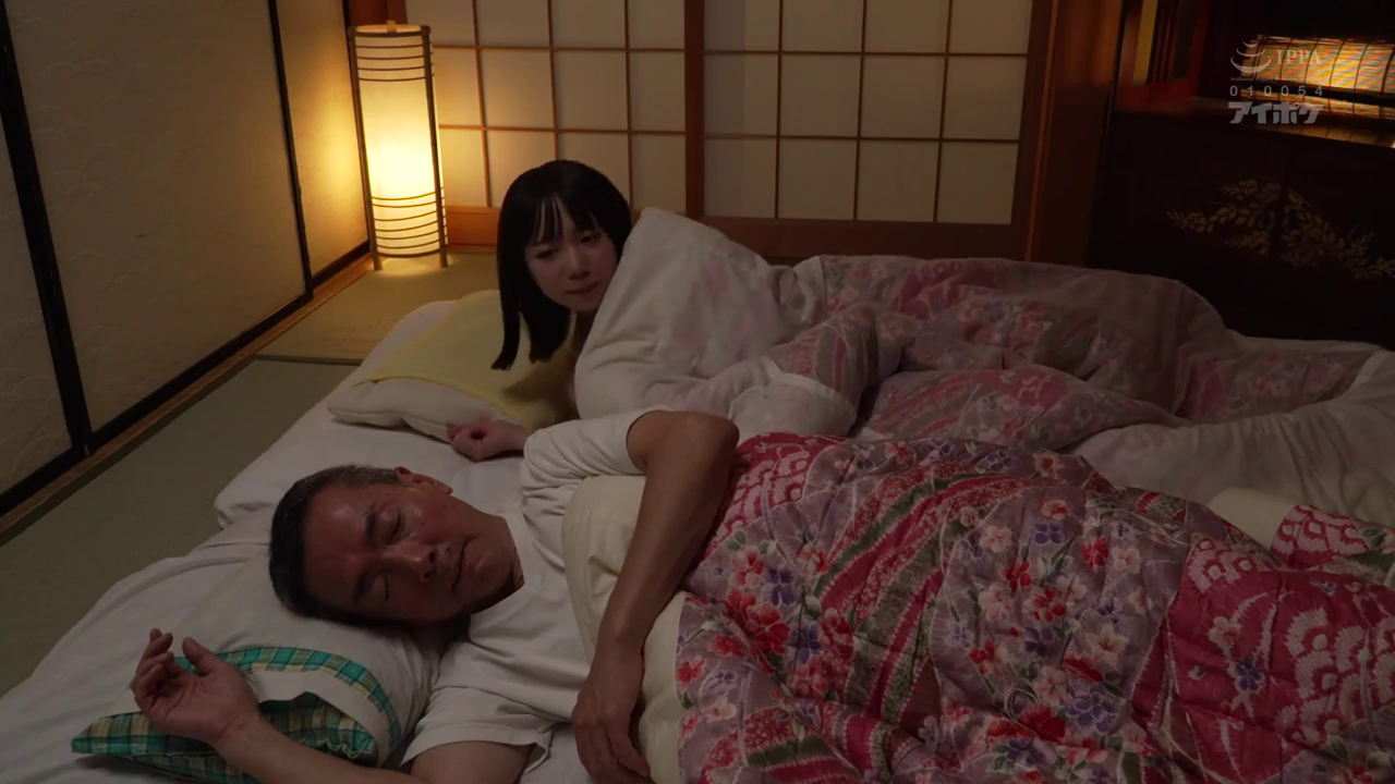 室内 · 全景 · 平静 · 共眠 · T恤 · 和式房间 · 躺卧 · 地灯