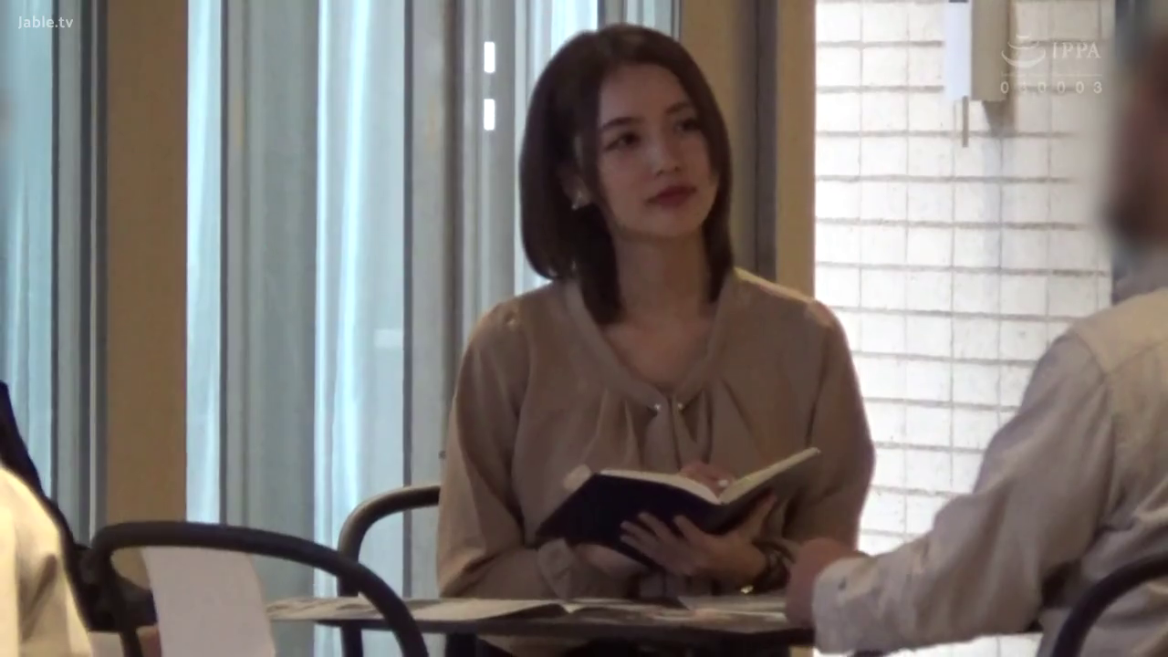 咖啡厅 · 坐姿 · 平静 · 半身 · 书籍 · 米色衬衫 · 拿着笔记本 · 日常非色情