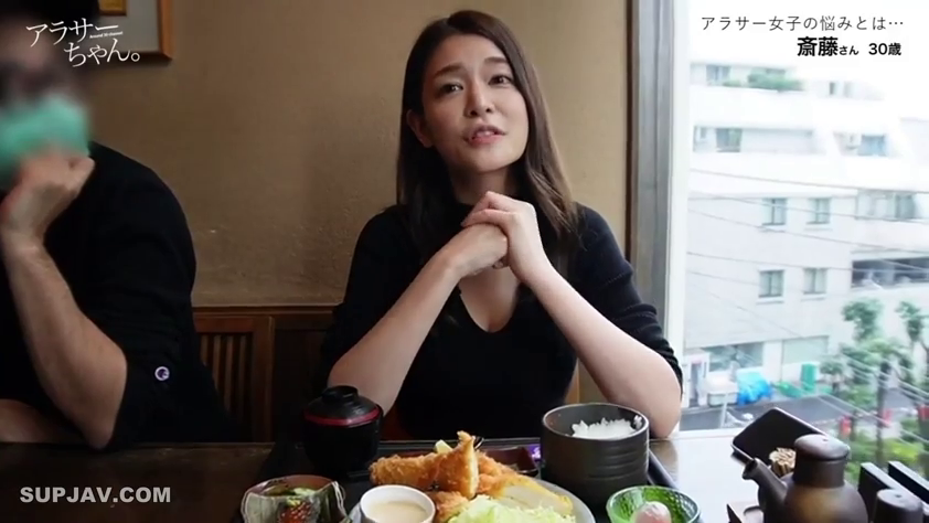 Sitting Posture · Conversation · Medium shot · 平静 · Video screenshot · 日式餐厅 · 黑色V领上衣 · 日式定食