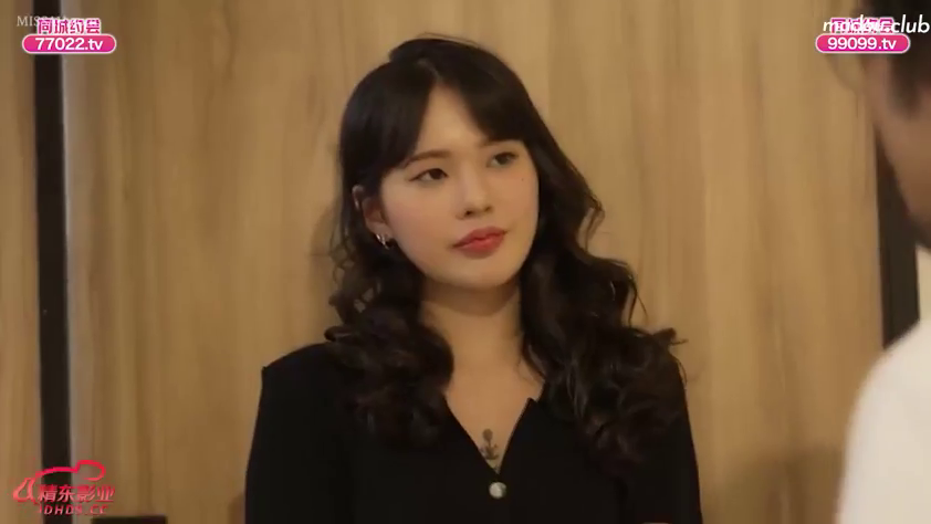 室内 · 站立 · 上半身特写 · 静寂 · 黑色V领上衣 · 相手を注視する · 胸部纹身