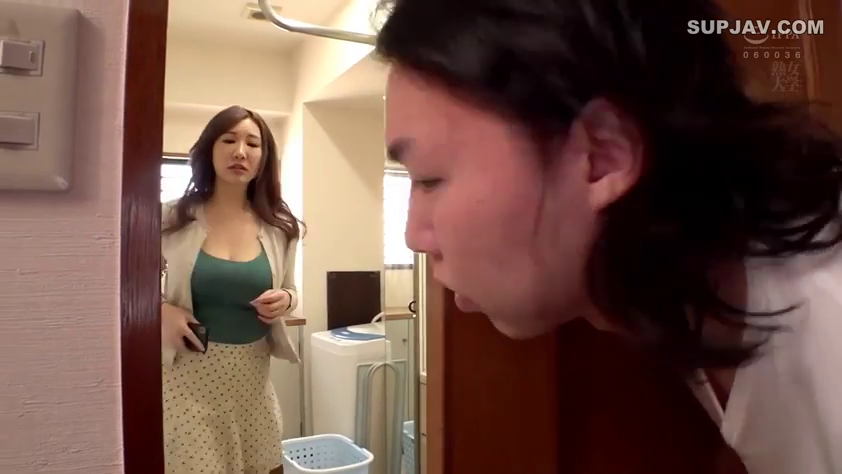 浴室 · 站立 · 自然 · 居家 · 注視 · 波点裙 · 洗衣机 · 镜面中景