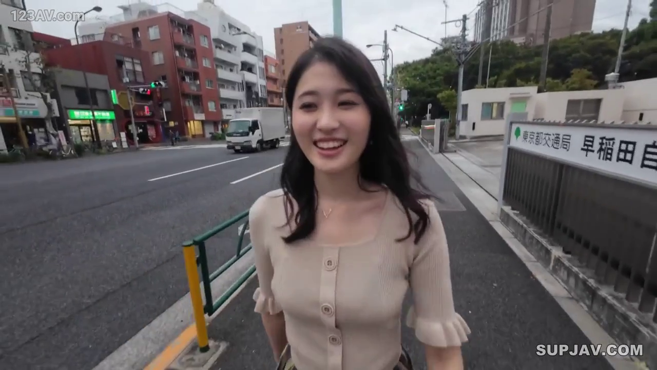 微笑 · 半身特写 · 街道 · 行走 · 米色针织衫 · 开朗