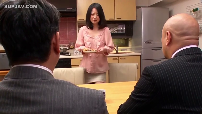 端菜 · 忧愁 · 西装 · 餐盘 · 餐厅 · 服务 · 多人场景