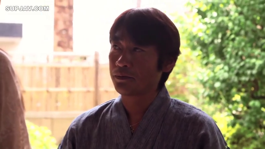 庭院 · 平静 · 正面 · ネックレス · 是 · 注視 · 男性 · 粉色服饰