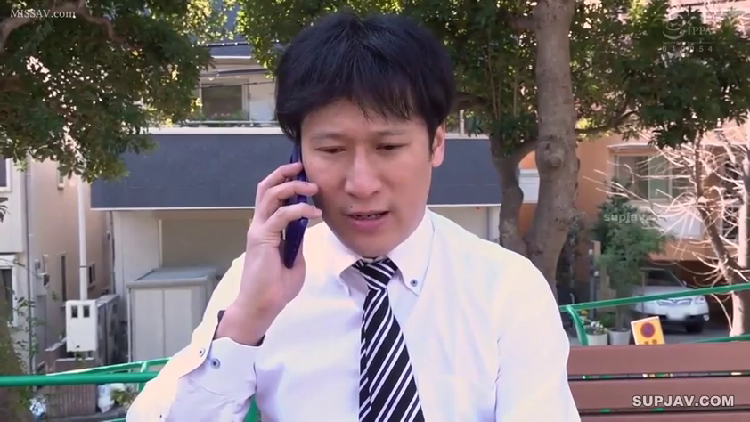 Sitting Posture · Serious · 面部 · Tie · 手机 · Outdoor · Male · 通话