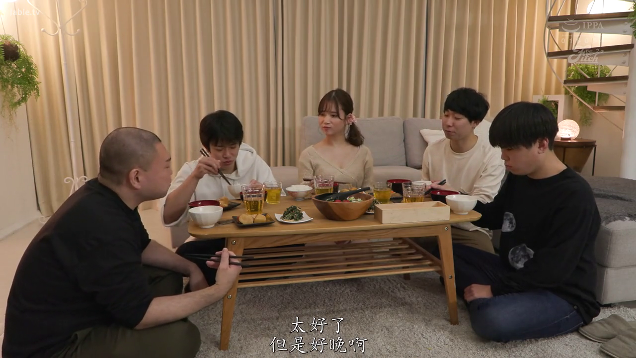 全景 · 自然 · Living room · 餐桌 · 多人 · Casual wear · 盘坐 · 进餐