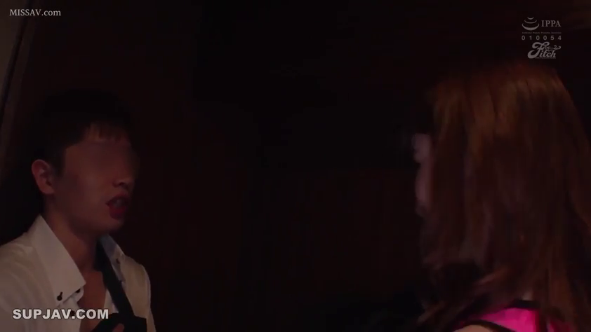 白色衬衫 · 面部特写 · 昏暗灯光 · 交流 · 对视 · 惊讶 · 室内暗处