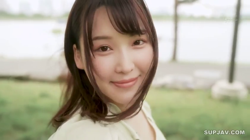 面部特写 · 生活照 · 水边背景 · 注视镜头 · 正面站立 · 自然微笑 · 浅绿色衬衫