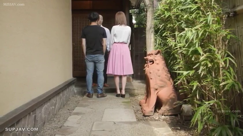 交谈 · 站立 · 全景 · 户外 · 背影 · 粉色长裙 · 石狮子