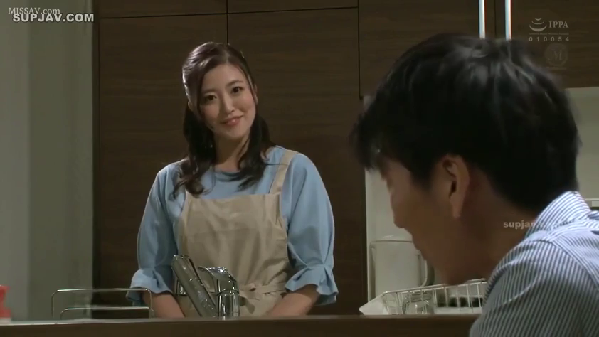 面部 · 站姿 · 注視 · キッチン · 温柔 · 水龙头 · エプロン · 家庭主妇