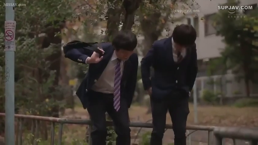 全身 · スーツ · 腰を曲げる · 多男 · ショルダーバッグ · 公園 · 整理物品