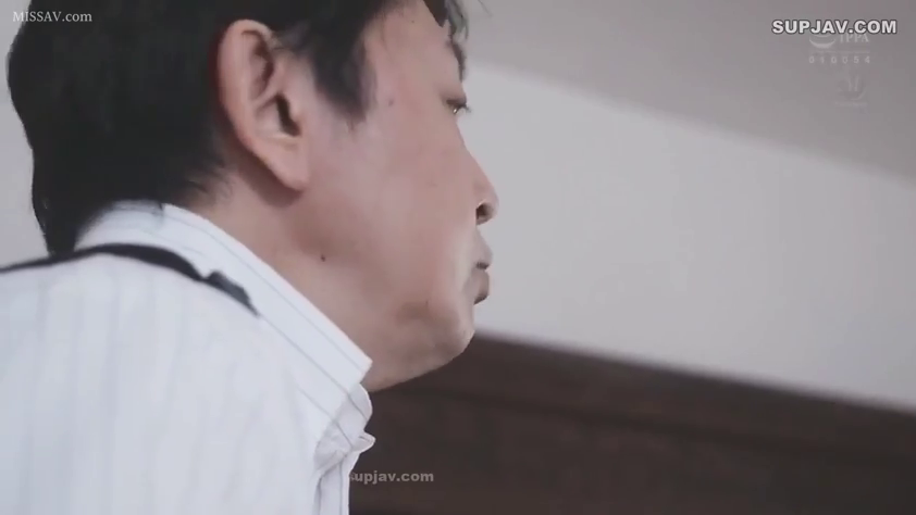 Indoor · Stand · 平静 · Gaze · 侧脸特写 · 男性角色 · 白色条纹衬衫