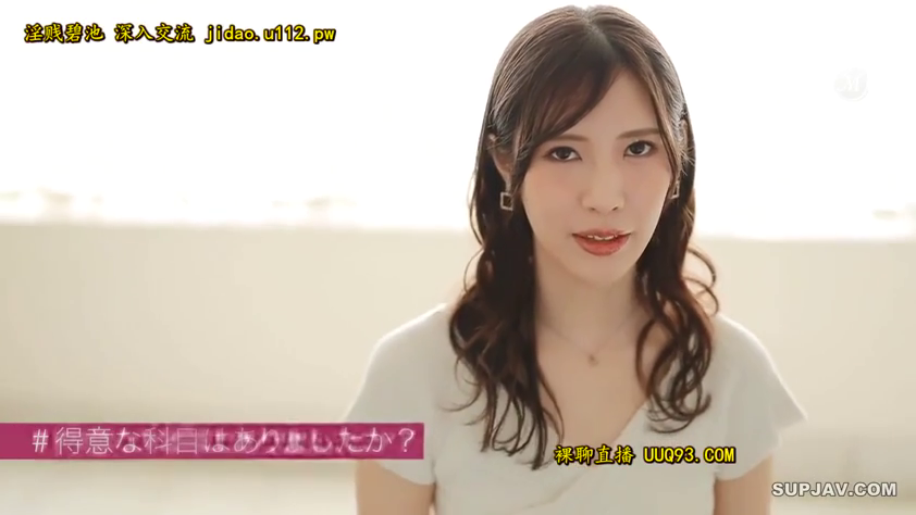 室内 · 温柔 · 白色V领上衣 · 访谈 · 胸部以上特写 · 字幕叠加 · 正对镜头坐姿