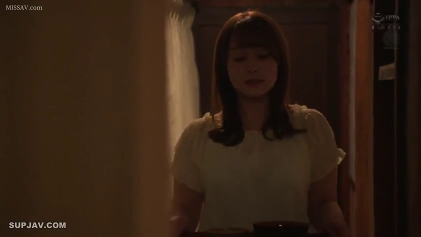 站立 · 中景 · 自然 · 白色上衣 · 昏暗灯光 · 室内走廊 · 端着东西 · 碗盘