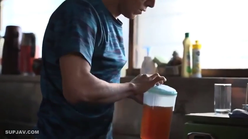 Standing Posture · 自然 · Plot · Kitchen · Side profile close-up · Kettle · 迷彩T恤 · 倒水