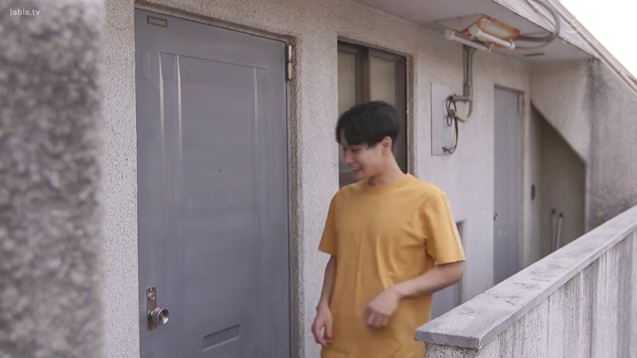 全身 · 走廊 · 行走 · 开心 · 白天 · 走动 · 黄色T恤 · 防盗门