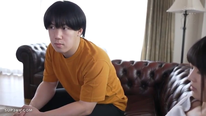 坐姿 · 严肃 · 客厅 · 皮质沙发 · 半身特写 · 注视 · 黄色T恤 · 剧情过渡