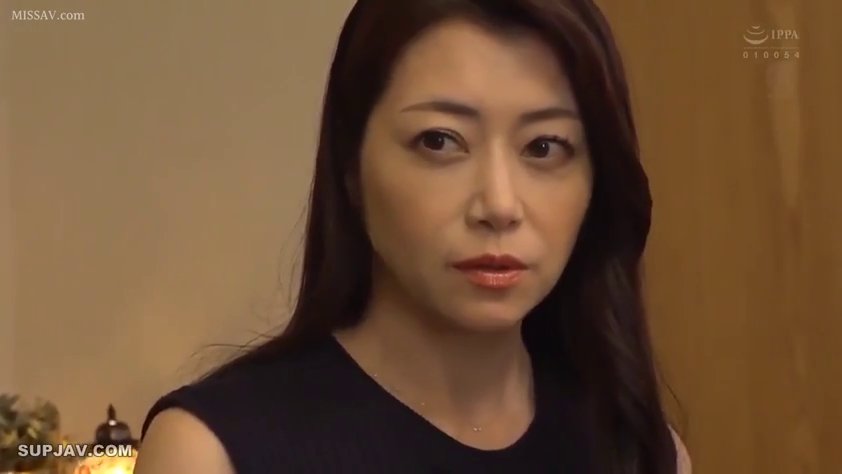 室内 · 严肃 · 面部 · 站立 · 注视 · 熟女 · 黑色无袖上衣