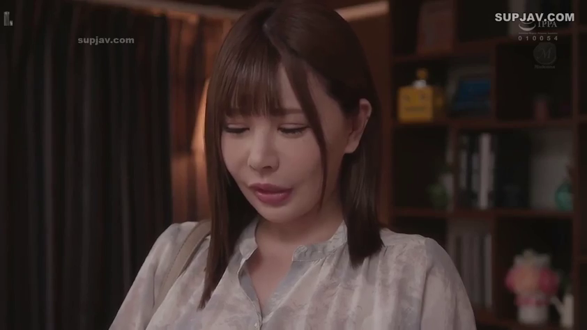 忧郁 · 脸部 · 站立 · 书房 · 书架 · 静止 · 浅色衬衫 · 正常场景