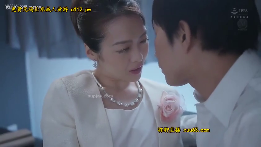 室内 · 项链 · 面部特写 · 深情 · 剧情片 · 近距离对视 · 白色套装 · 情感交流