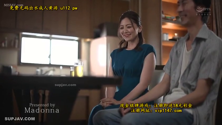 坐姿 · 交谈 · 中景 · 微笑 · 餐厅 · 水杯 · 条纹短袖衬衫