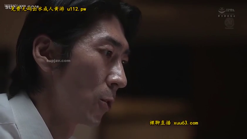 室内 · 真剣 · 白衬衫 · 谈话 · 侧脸 · 侧向 · 男优特写