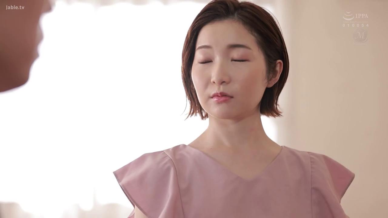 室内 · 脸部 · 站姿 · 居家 · 粉色上衣 · 闭目 · 温顺