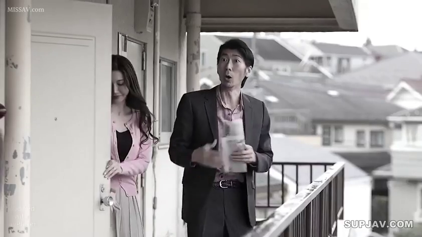 站立 · 中景 · 粉色开衫 · 惊讶 · 报纸 · 公寓走廊 · 白天 · 走出房门