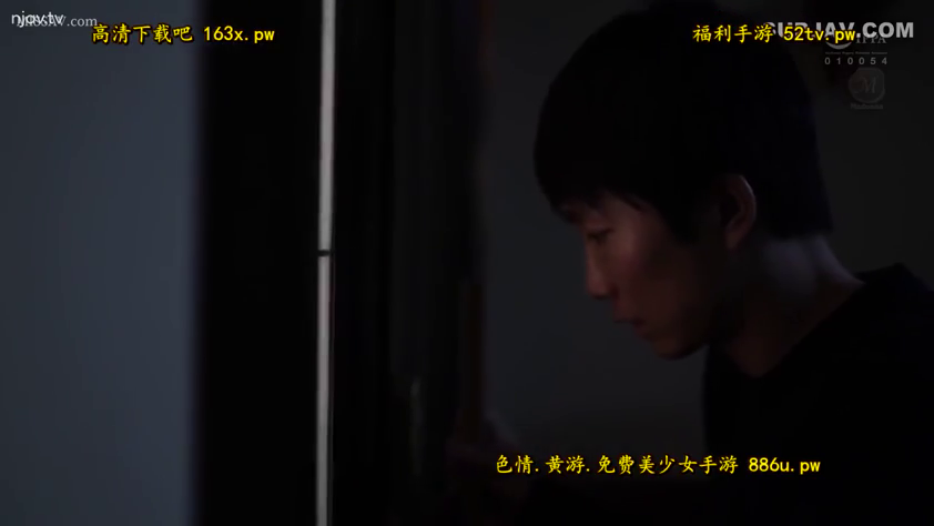 站立 · 暗室 · 顔のクローズアップ · 私服 · 凝視 · 偷窥 · 窥视视角 · 门缝