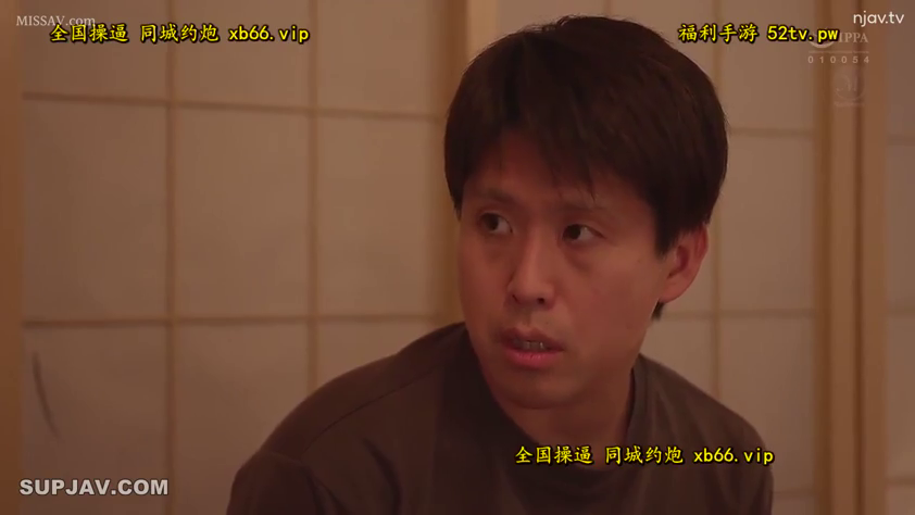 室內 · 坐姿 · 面部 · 惊讶 · T恤 · 男优 · 观望