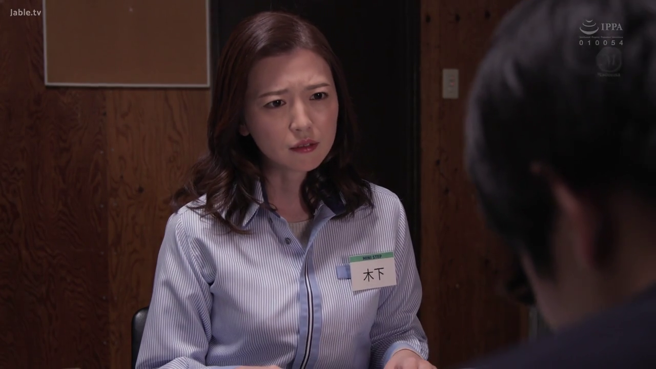 柜台 · 坐姿 · 交谈 · 严肃 · 面部特写 · 水印 · 胸牌 · 条纹衬衫工服