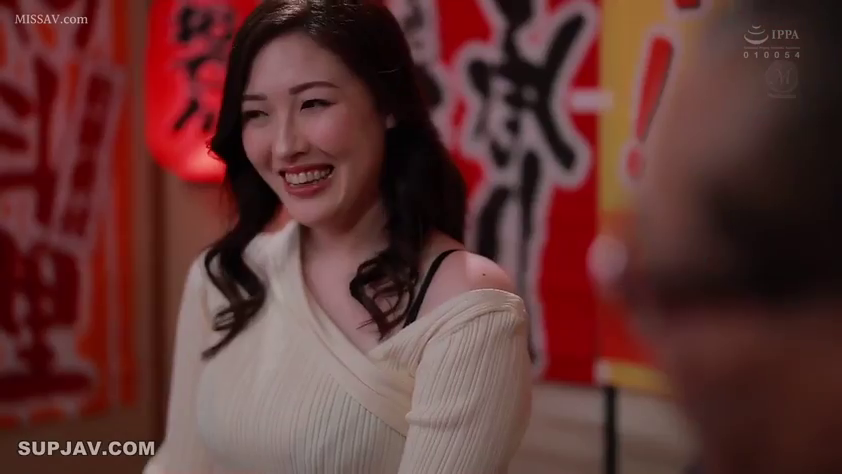 交谈 · 上半身 · 侧坐 · 大笑 · 居酒屋 · 白色露肩针织衫 · 背景挂帘