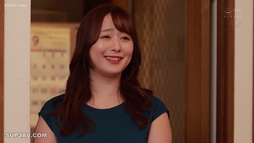 室内 · 脸部 · 愉悦 · 站姿 · 微笑 · 居家 · 蓝色上衣