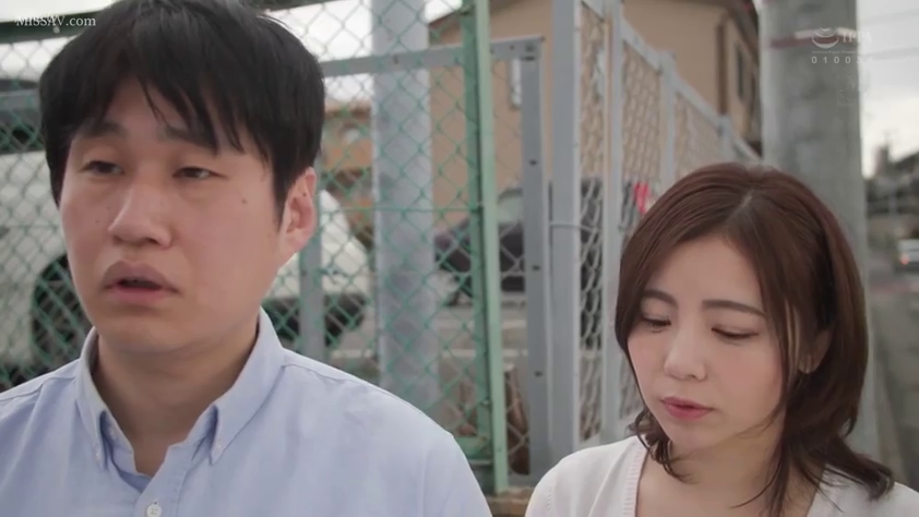 剧情场景 · 户外街道 · 双人近景 · 站立低头 · 浅蓝衬衫与白色上衣 · 沉思漫步 · 忧郁沮丧 · 铁丝网围栏