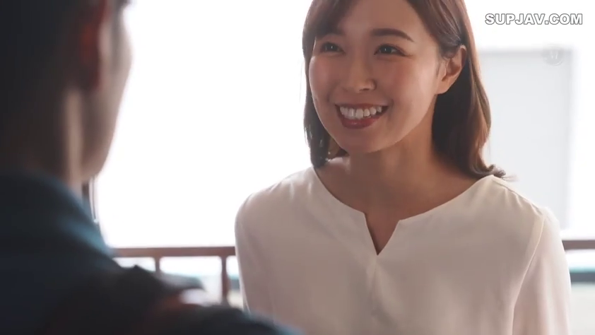 室内 · 面部特写 · 白色上衣 · 对视 · 谈话 · 日常 · 灿烂笑容