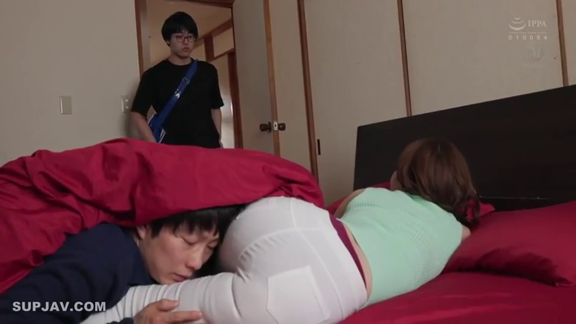 专注 · Bedroom · 俯卧 · Close-up of the buttocks · 偷窥视角 · 被子 · 紧身背心与长裤 · 隔裤舔舐