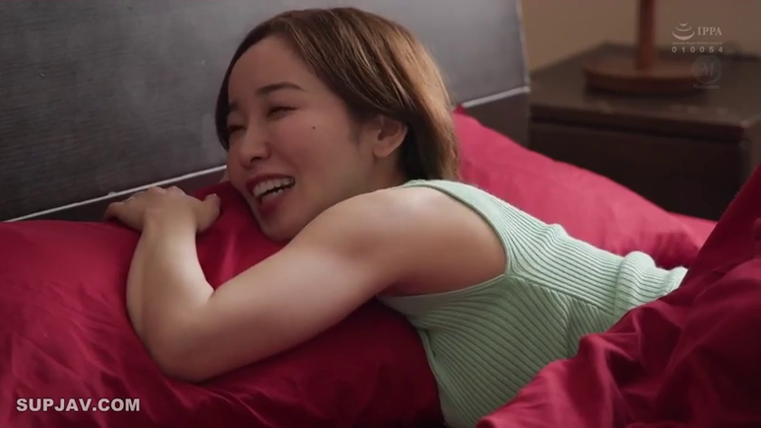 卧室 · 趴姿 · 面部特写 · 居家 · 开心 · 红色枕头 · 浅绿针织背心 · 聊天嬉笑