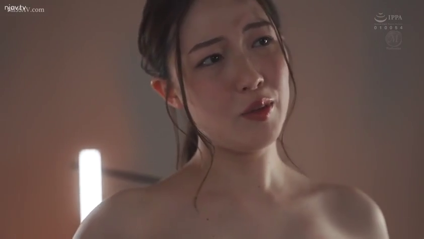 室内 · 脸部特写 · 全裸 · 迷离 · 凝视 · 侧坐