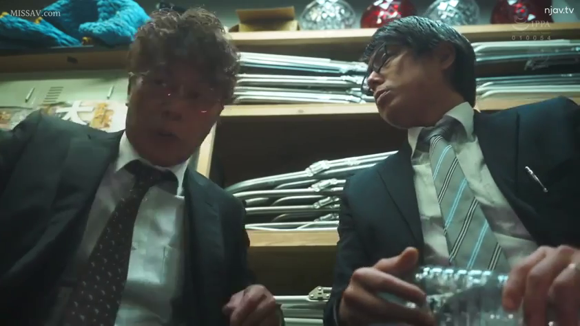 坐姿 · 水瓶 · 谈话 · 仓库 · 凝重 · 低角度特写 · 正装西服 · 双男场景