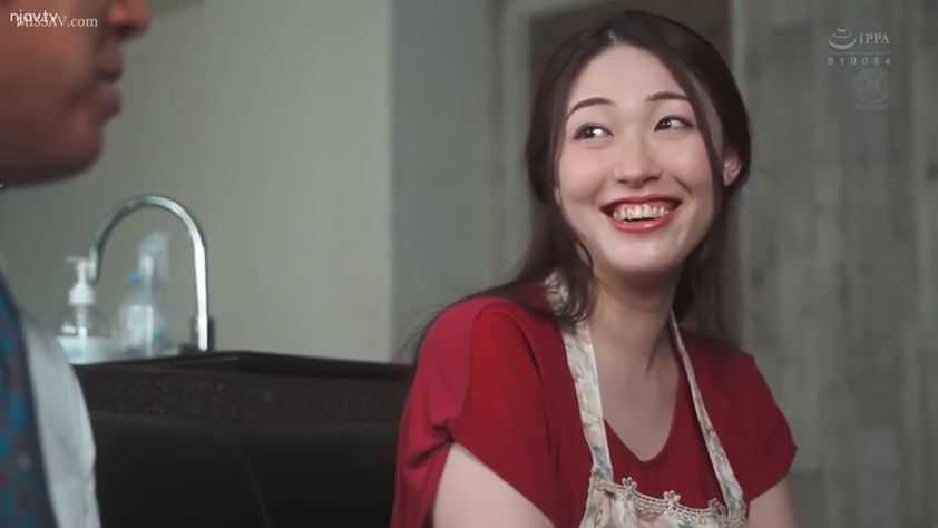 面部 · 微笑 · 对话 · 居家 · 厨房 · 水龙头 · 围裙 · 坐立