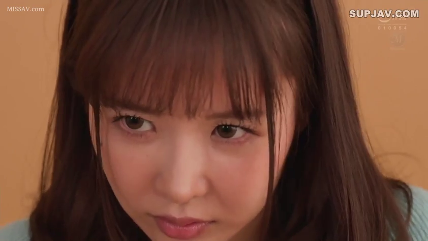 室内 · 顔 · 正坐 · 注視 · 特写 · 平凡 · 蓝色针织衫