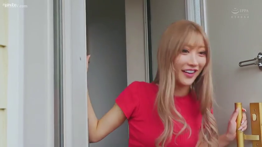 脸部 · 站立 · 开门 · 居家 · 笑容 · 门 · 玄关 · 红色短袖