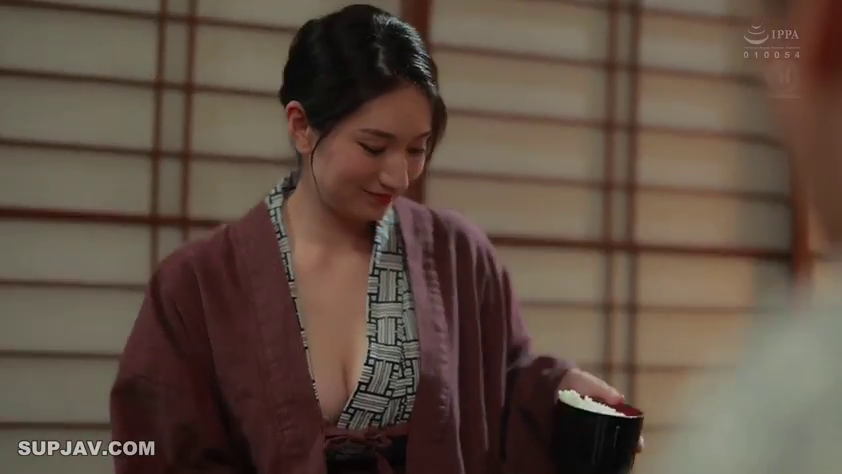 和室 · 中景 · 站姿 · 微笑 · 和服 · 持物 · 露乳沟 · 饭碗