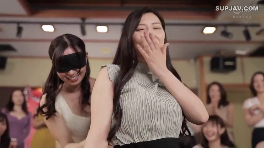 Indoor · 面部 · Stand · 多人 · 眼罩 · Smile · 灰色无袖衫 · 蒙眼游戏