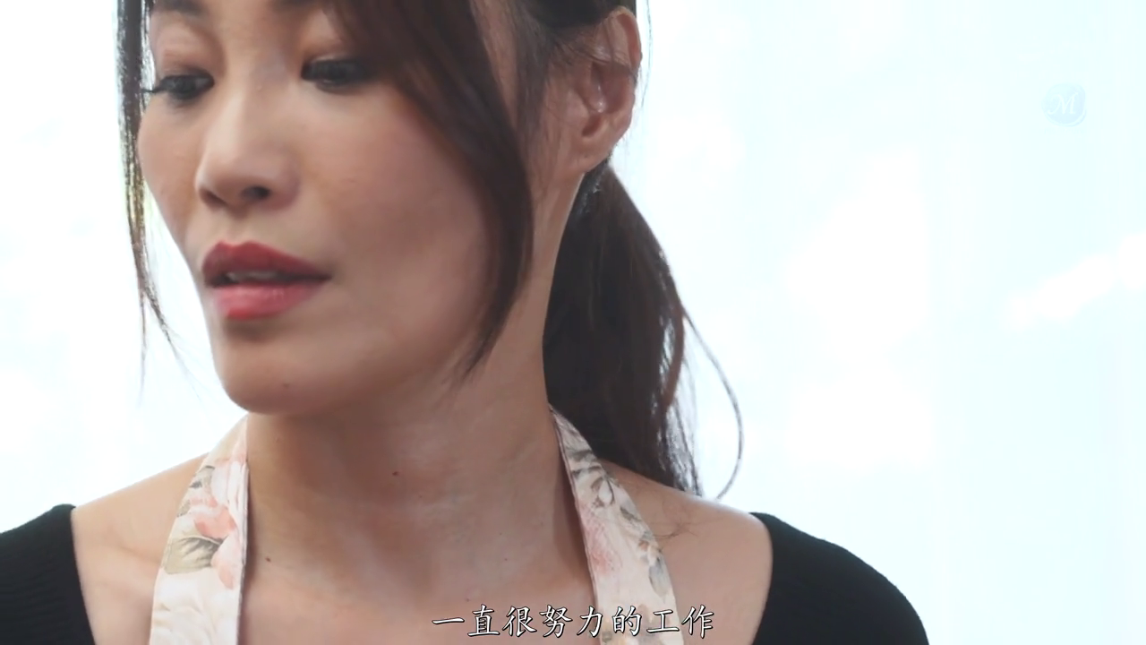 室内 · 严肃 · 脸部特写 · 字幕 · 站姿 · 说话 · 围裙