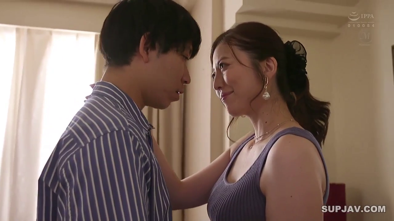 窗边 · Face to face · Tenderness · 紫色背心 · 耳环 · Medium close-up · 亲密凝视 · Romantic atmosphere