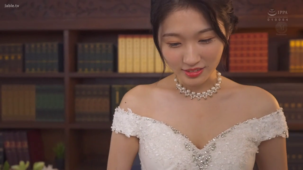 站立 · 半身 · 温柔 · 书房 · 书架 · 静态展示 · 珍珠项链 · 优雅