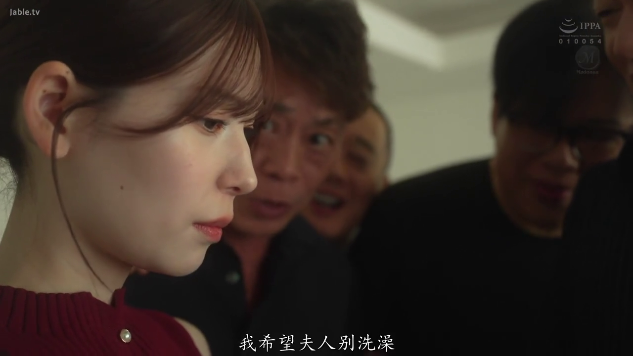 室内 · 忧郁 · 脸部特写 · 多人 · 红色背心 · 侧头 · 被围观