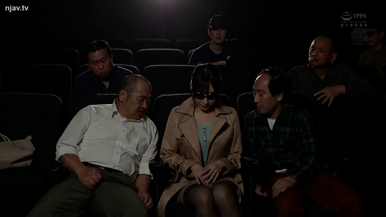 坐姿 · 全身 · 猥亵 · 多人 · 隐忍 · 风衣 · 电影院 · 电影院椅